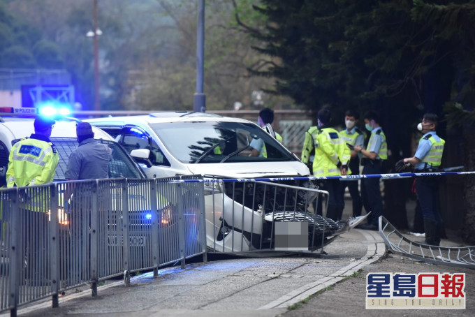 私家車撞向行人路,劫匪被警方截獲。
