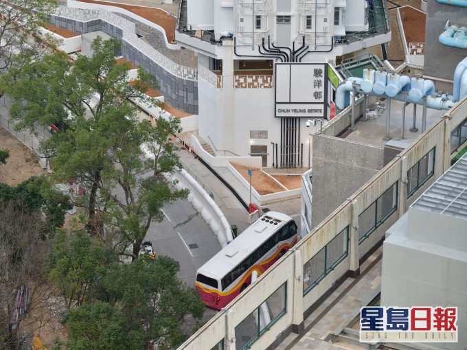 接載「鑽石公主號」港人的包機抵港後,送往駿洋村接受檢疫。資料圖片