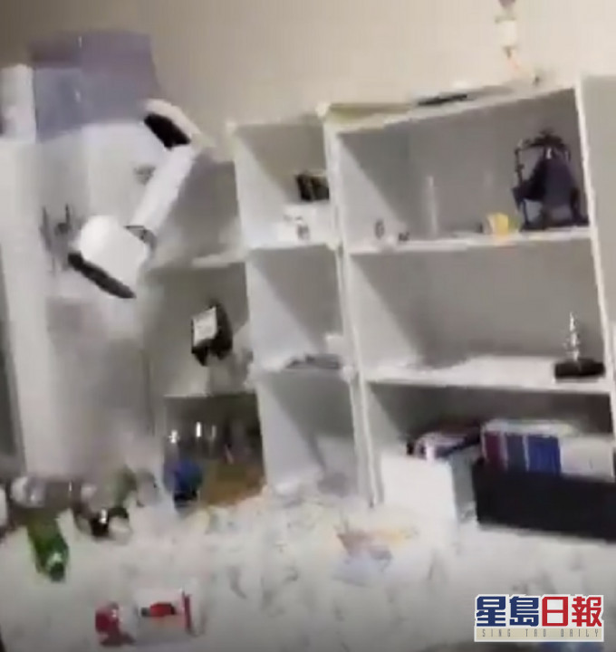 民居家具散落一地。網上截圖