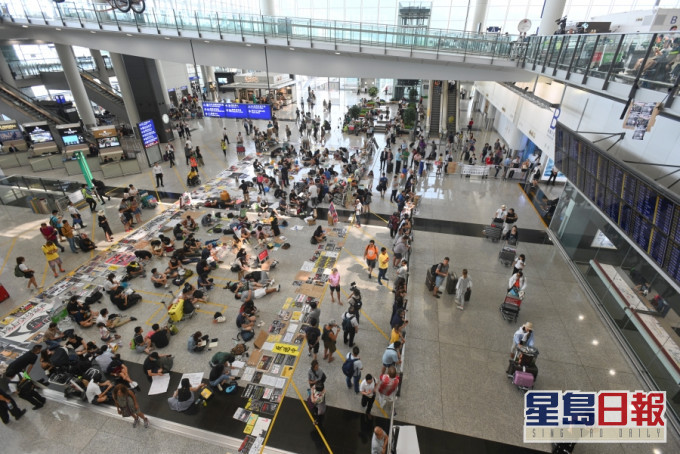 去年8月13日，示威者在機場舉行示威活動。資料圖片