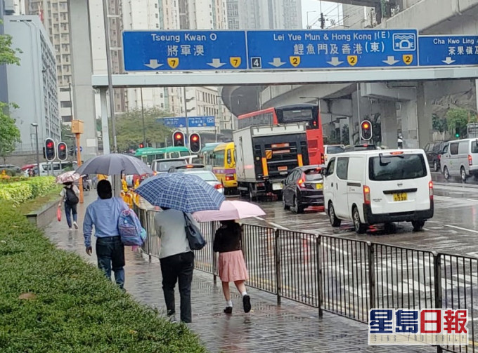 與低壓槽相關的驟雨會在未來一兩日持續影響華南沿岸地區。