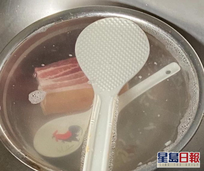 網友昨日竟於正在浸洗的碗碟中,發現一嚿正在解凍的生豬肉。Dcard圖片