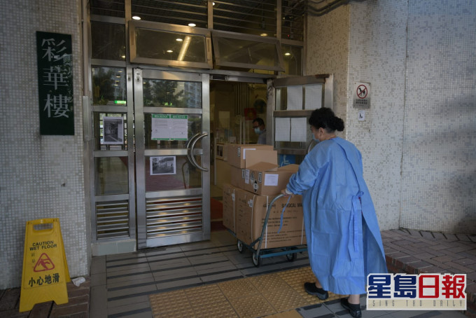 衞生署人員到牛池灣彩輝邨彩華樓派發深喉唾液樣本瓶。