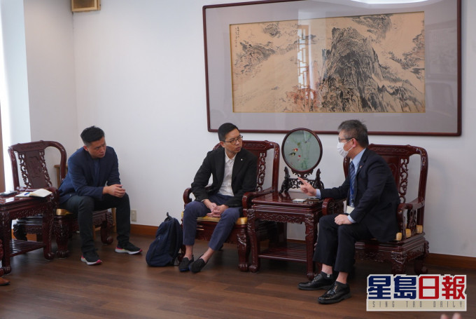 郑泳舜与中国驻日本大使馆参事官兼总领事詹孔朝会面。