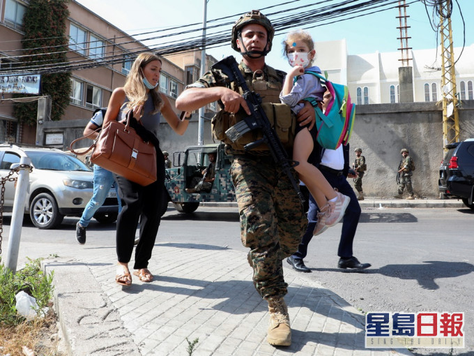黎巴嫩首都貝魯特發生槍擊事件,軍方協助民疏散。路透社圖片