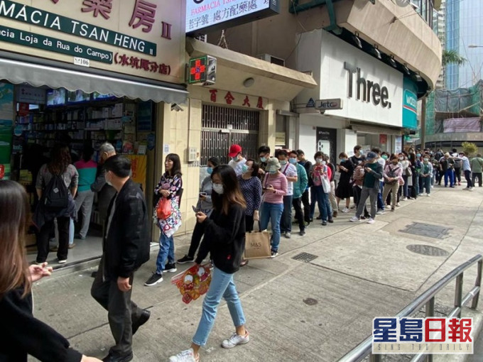 澳門居民排隊購買口罩。資料圖片