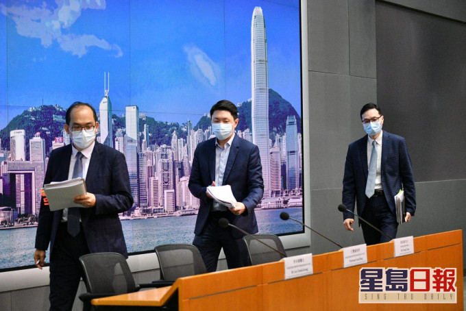 李卓廣（左）、孔繁毅（中）、衞生署助理署長陳凌峯（右）會見傳媒。