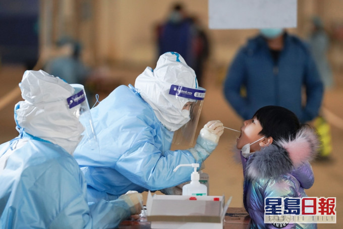 北京大兴展开全员核酸检测。(新华社图片)