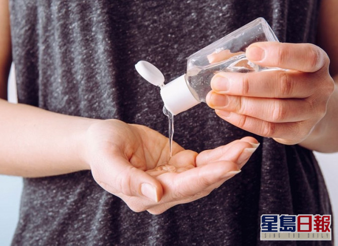 為防止囤貨,丹麥一超市要求將第二瓶搓手液價格提高近25倍。網圖