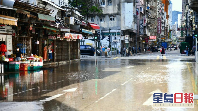 油麻地新填地街近窩打老道果欄對開有地下水管爆裂。