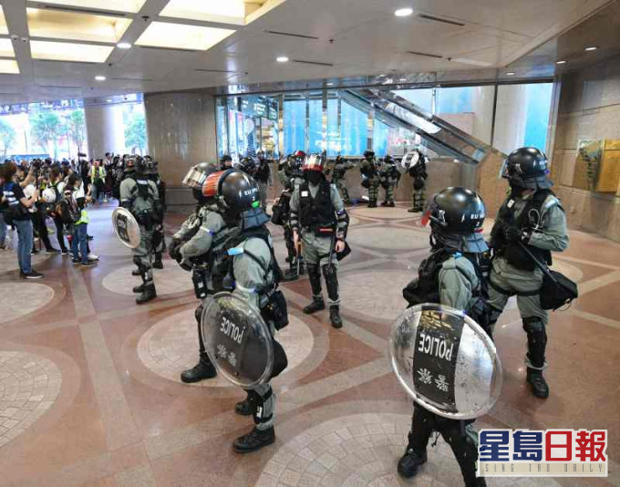 大批防暴警當日在銅鑼灣戒備。