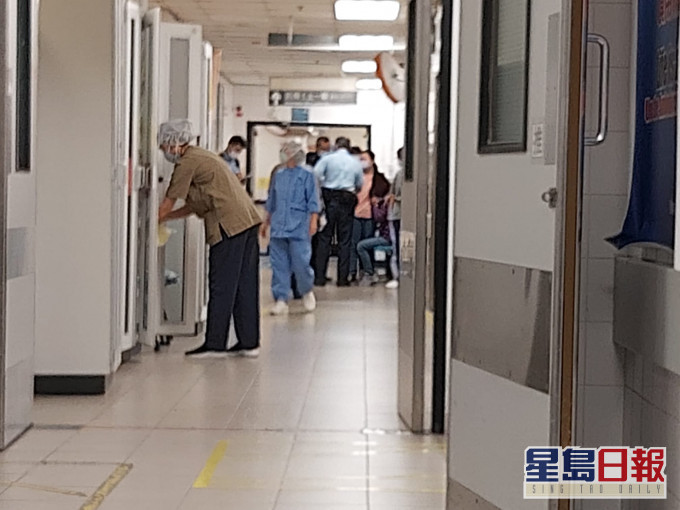 死者的親友到醫院了解情況。