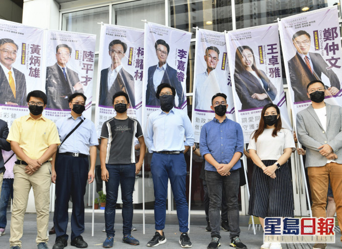王卓雅(右二)、李賢浩(右三)及李嘉睿(右四)等4人,退出將軍澳民生關注組。資料圖片