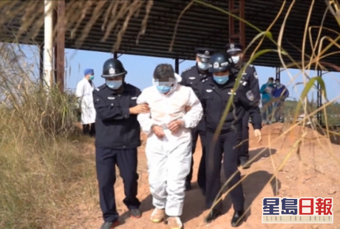 谢某芳被押回到了当年的三合砖厂凶案现场调查。网图