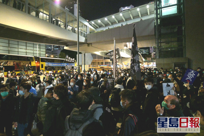 政總外有公務員及抗議人士聚集