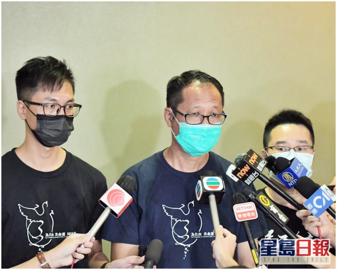 蔡耀昌(中)对上诉被驳回感到非常失望。
