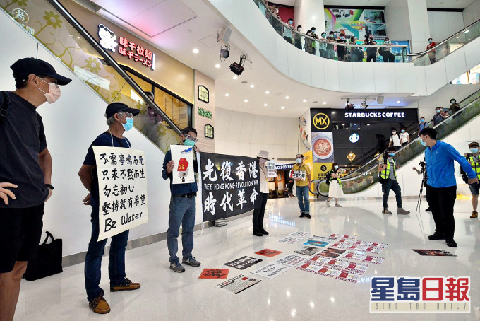 柴灣新翠商場有人群聚集。