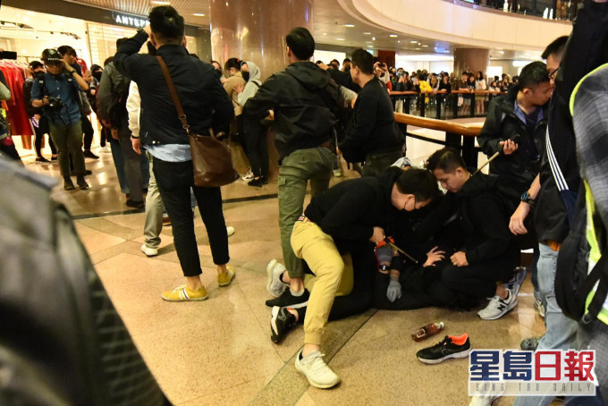 平安夜有示威者在海港城内爆发冲突。资料图片