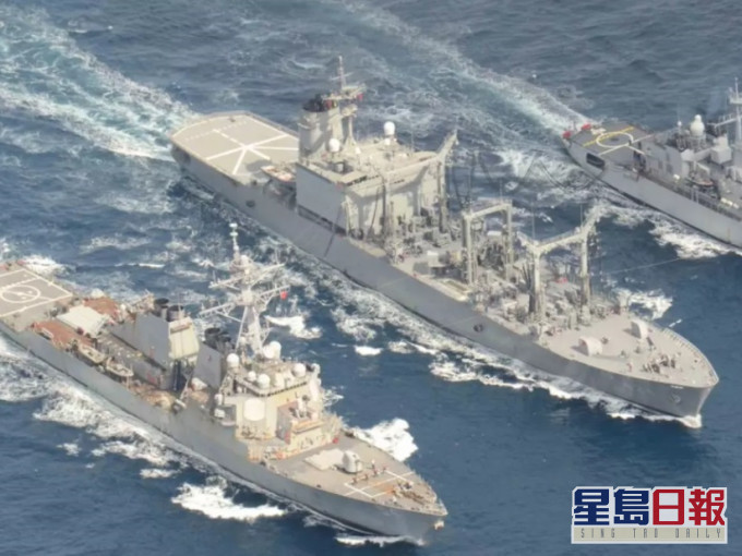 日本「濱名」號為美國驅逐艦及法國護衛艦進行了一次三邊海上補給。網圖