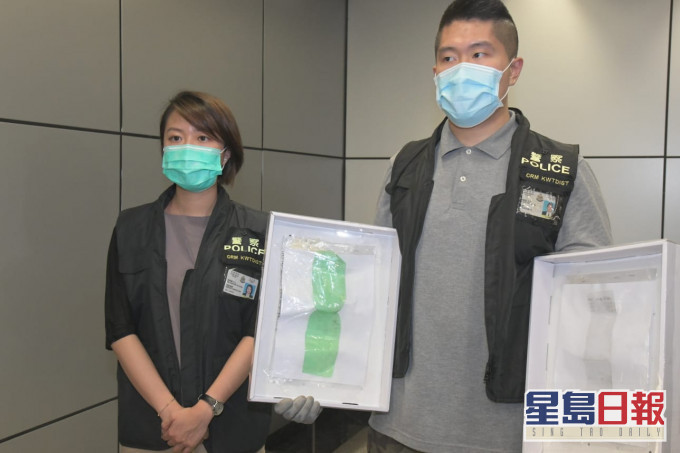 警方展示犯案用的改裝膠片。