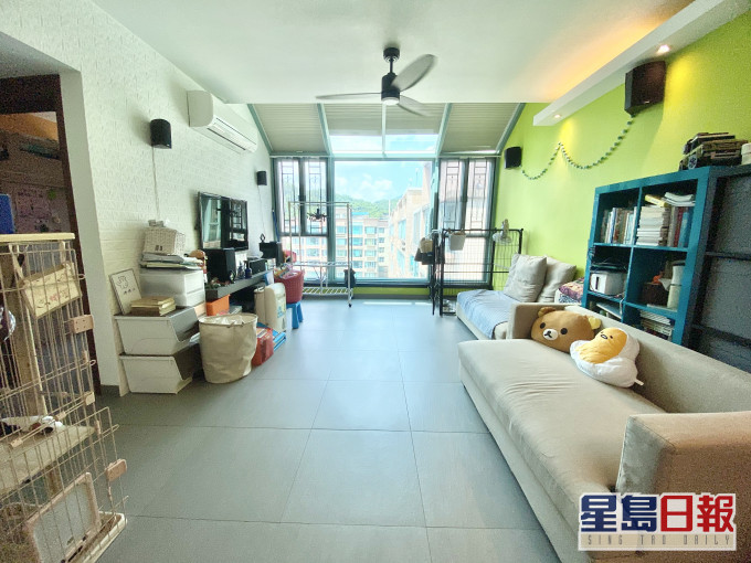 長直廳堂設落地大窗及天窗,一室光猛開揚,極富空間感。