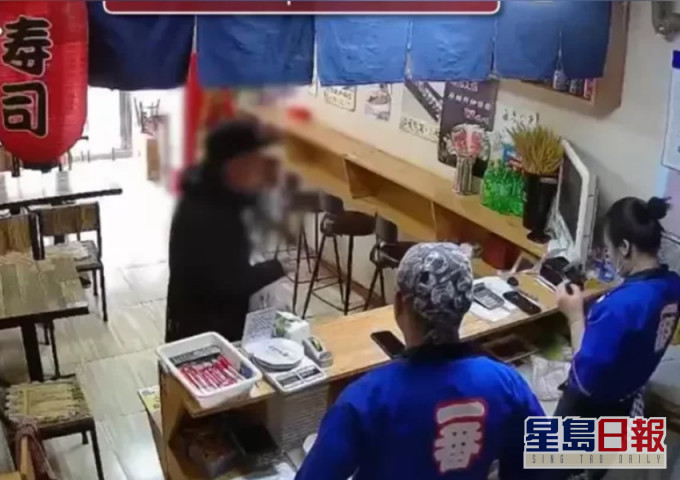 七旬翁寿司店买「墓碑」。网上图片