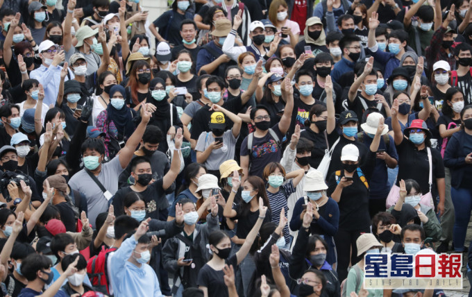 泰國首都曼谷連續5日有反政府示威,星期日再有過萬人參加集會。AP圖片