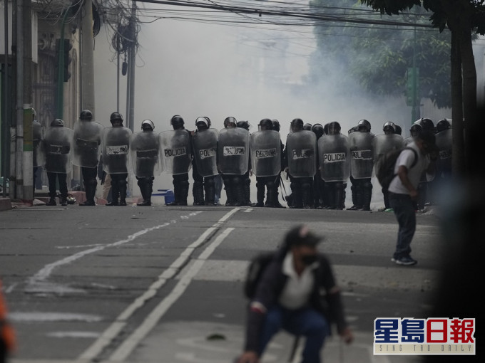 危地馬拉退伍軍人抗議，防暴警察在街頭布防。AP圖