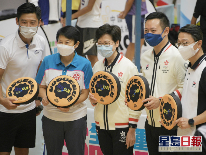 林鄭月娥與徐英偉等人前往沙田出席全民運動日活動。