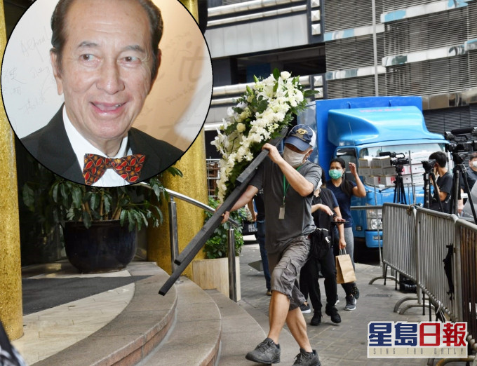 今早仍有工作人員搬運物件進場布置。