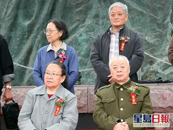 毛泽东女儿李讷（前排左）、女婿王景清（前排右），周恩来侄女周秉宜（第二排左）等，在五四文化博物馆开馆仪式上。（网图）