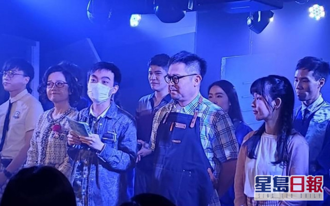 导演陈恩硕(左三)无奈宣布,音乐剧于限聚令完全撤销后才会恢复演出。