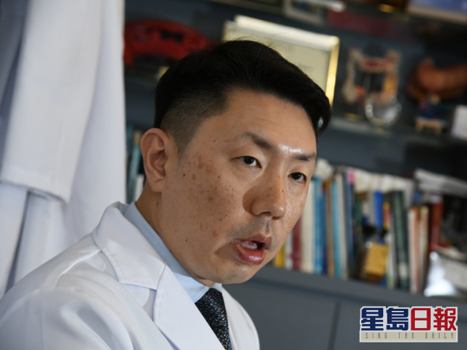 孔繁毅忆说,当年与郑智聪及邓兆晖医生跟随袁教授,到淘大花园实地考察。
