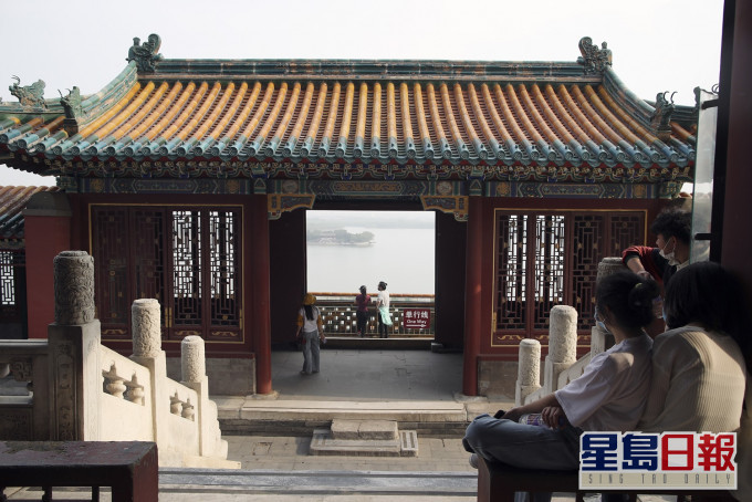 北京调低突发公共卫生事件应急响应级别由一级降为二级,消息对五一旅游消费带来刺激。