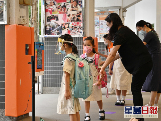 長期網課下,部分學生復課後需時適應校園生活及社交。