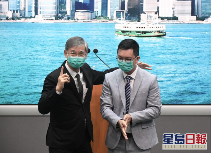 罗致光(左)表示何启明(右)是由他挑选的。