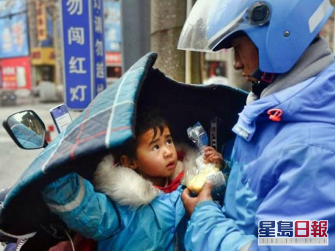李幫勇每天與僅3歲的女兒一起送外賣。網圖