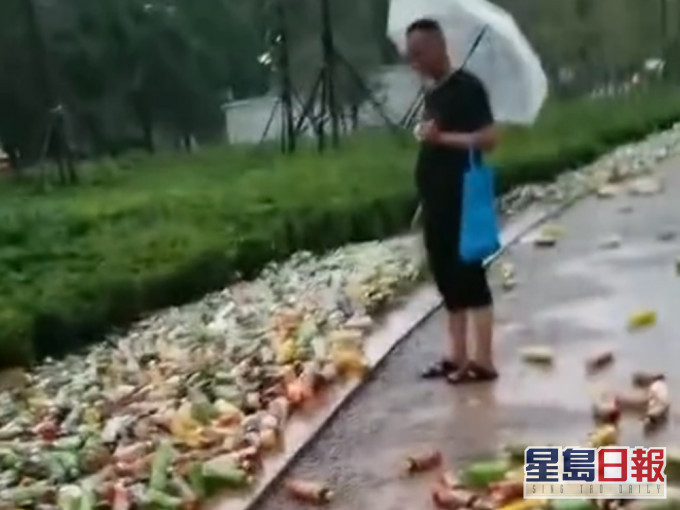 鄭州洪水期間,大量樽裝飲品疑被沖到街上。影片截圖