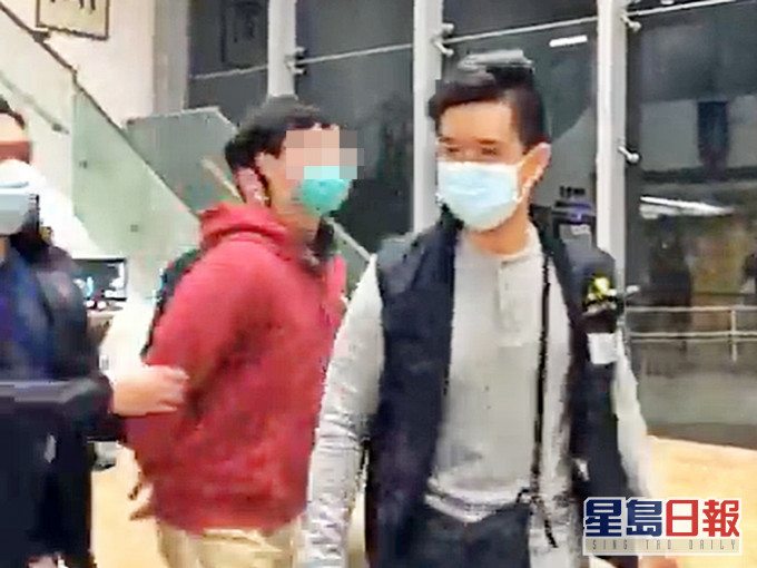 警方日前将其中一名被捕男子押返宿舍搜查。(中大校园电台Facebook截图)