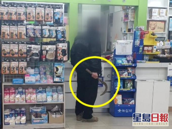 南韩一名老人因买不到口罩持镰刀威吓药房店员。(网图)