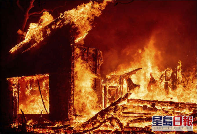 大火已燒毀多棟建築。AP圖片