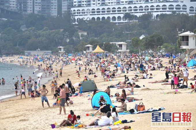 市民到沙灘消暑。