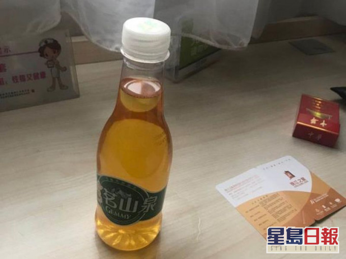 男子称,在房间内饮用一瓶味道刺鼻而且颜色泛黄的「饮品」。网图