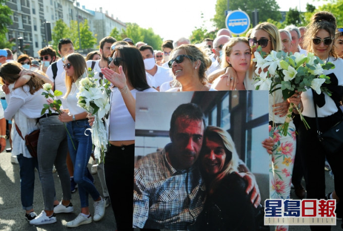 巴士司機被拒戴口罩乘客圍毆死亡,妻子發起默哀遊行。AP