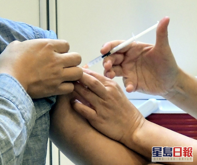 一名男子接种科兴疫苗后严重不适。资料图片