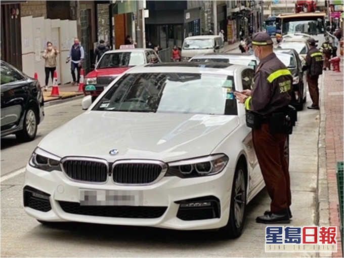 警方於港島區進行打擊違泊行動,共發出逾2500張告票。警方圖片