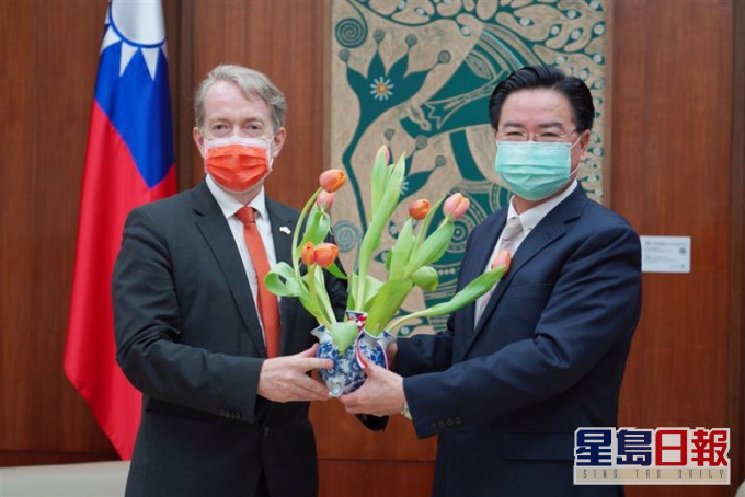 台北的外交部長吳釗燮在今早接見荷蘭駐台代表紀維德。網上圖片