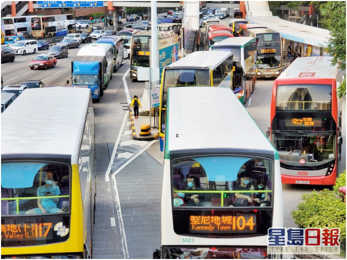 本港4間專營巴士公司的巴士路線由今日起加價。資料圖片