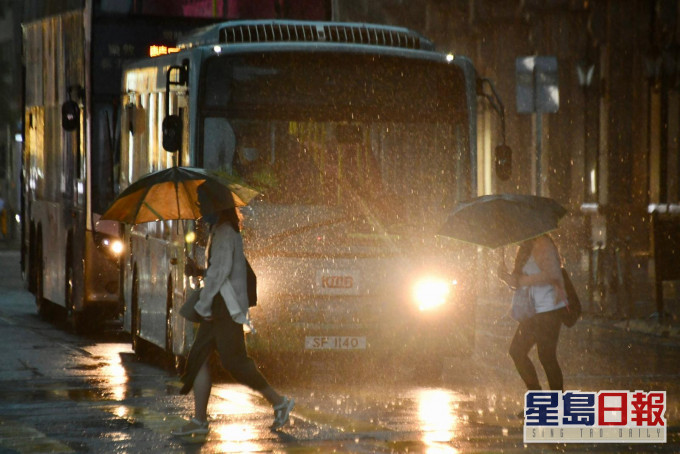 烏雲下白晝仿如黑夜。