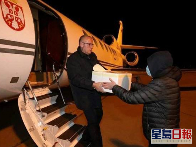 中國捐贈新冠病毒檢測試劑盒運抵塞爾維亞。(網圖)